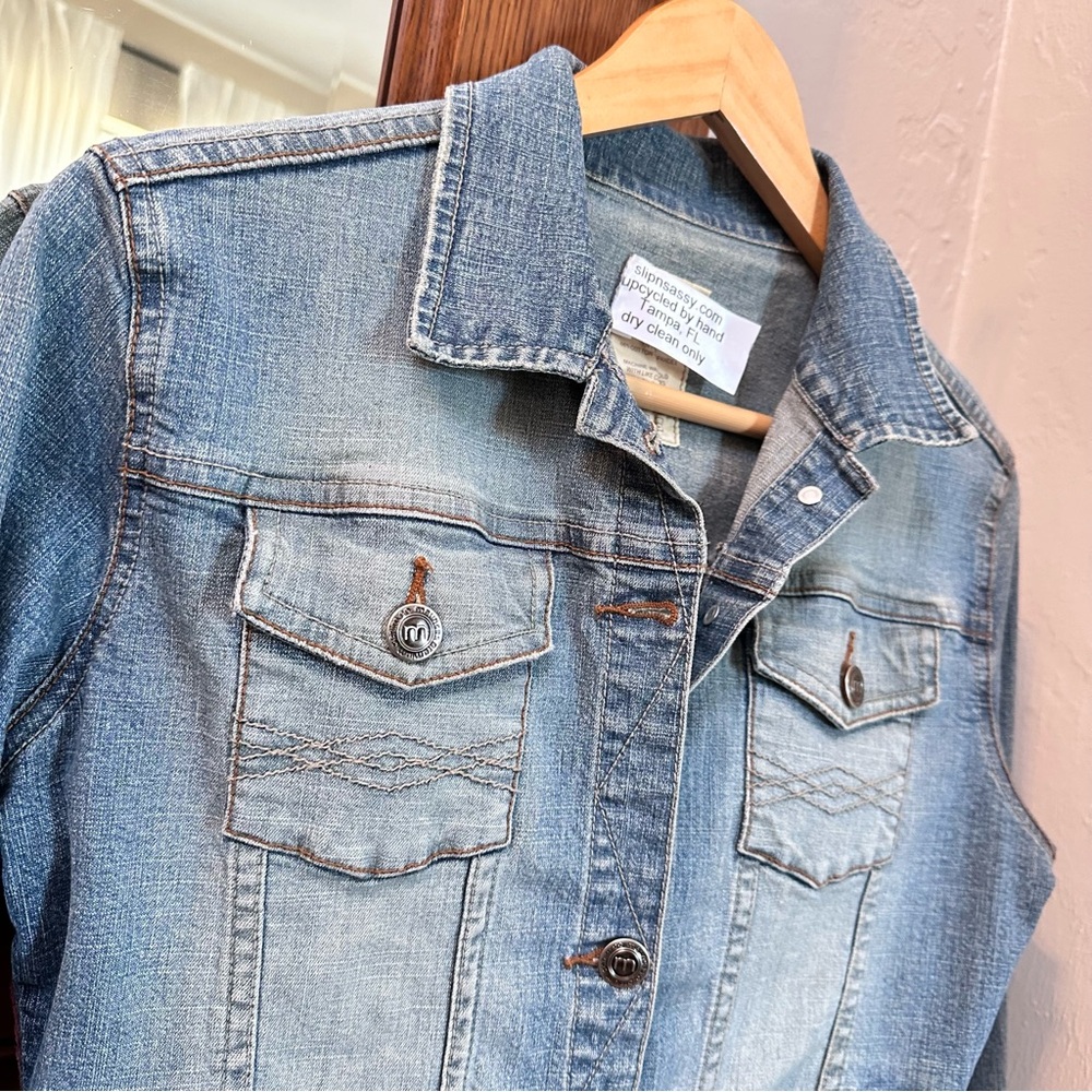 Upcycled Denim Jacket With Rolling Stones Voodoo Lounge Design - Picture 4 of 13